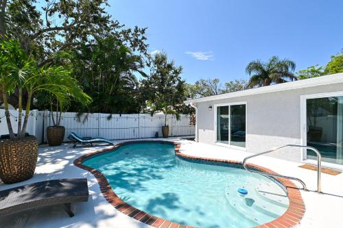 Trailer Estates House | HEATED Pool, Game Room, Bunk Beds, Close to Beaches, Fun!