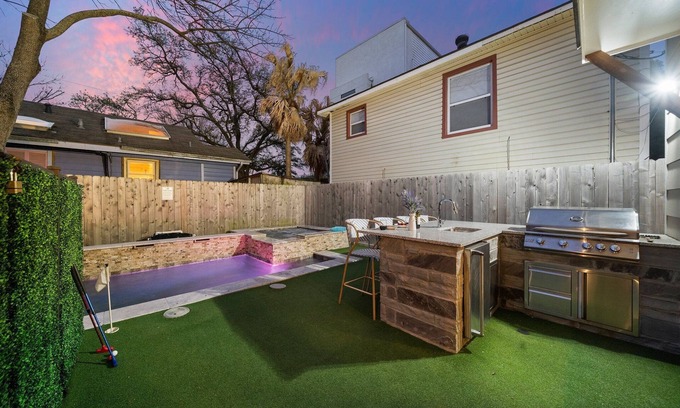 Montrose House | Heated Pool. Hot Tub. King Beds. Backyard W/Grill. 2 Living Rooms. Garage