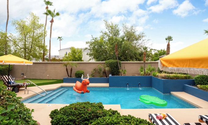 Val Vista Lakes House | Heated Pool. Spacious Home w Lake Views. Sleeps 16 with tons of entertainment!