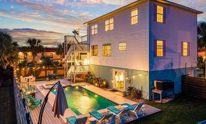 Crescent Beach House | HeatedPool|HotTub|3min2Beach|GameRm|PetFriendly