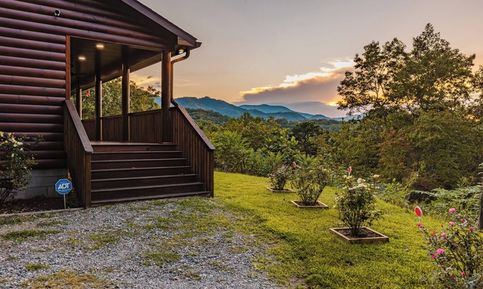 Whittier Cabin | Heavenly mountain views! Premium luxury cabin. Step free entry-Harrah’s Casino.