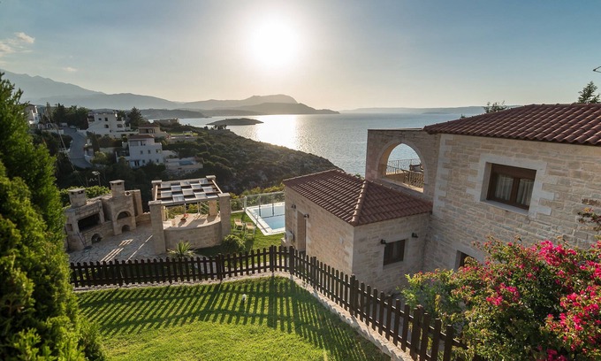 Plaka Villa | HECTORAS VILLA in Plaka-BY APOKORONAS VILLAS