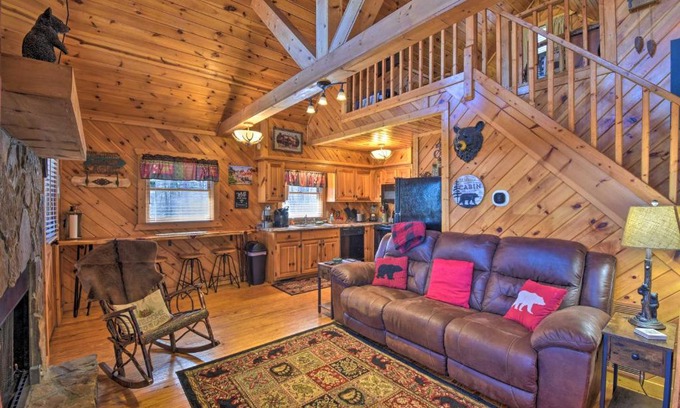 Helen House | Helen Cabin with Deck and Hot Tub Less Than half Mi to Main St