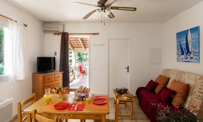 Cargese Apartment | Helios2 2/4pers - 1 bedroom -beach 5 minutes walk, heated pool 28 degrees.