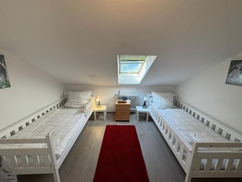 Misburg - Nord House | Helles Privatzimmer mit Gemeinschaftsküche und-bad