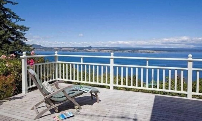 Acacia Bay House | Hello House - Acacia Bay Holiday Home