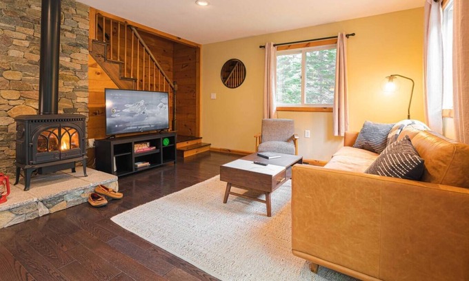 Conway Ski Chalet | Hemlock Hill Chalet: NH escape