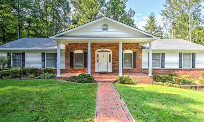 Hendersonville House | 🍁Hendersonville Hideaway 3 beds/3baths Sleeps 8. Fresh updates throughout. 🍁🍂