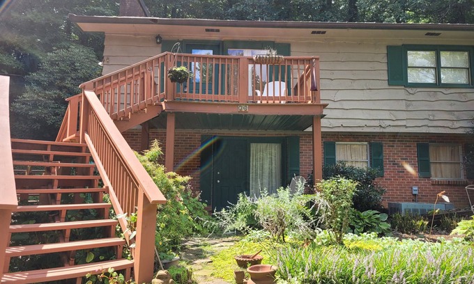 Clayton House | Henri's Place - Charming 1/1 near Downtown Clayton! Dog Friendly!