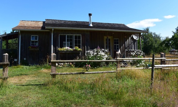 Courtenay Cabin | Heritage cabin on picturesque 5.5 acres on the Tsolum River. Great for families