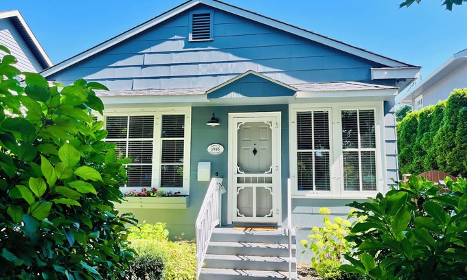 South Central House | Heritage Cottage, Walkable Location, Beach Access
