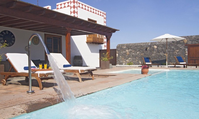 Tias Cottage | Hero luxury country house