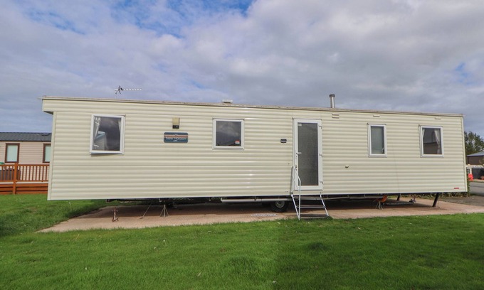 Prestatyn Cottage | HERRYLOCK, pet friendly, country holiday cottage, with pool in Rhyl