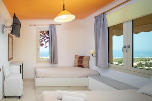 Piskopiano House | Hersonisos - Sleeps 15 - Parking - Pool - Garden