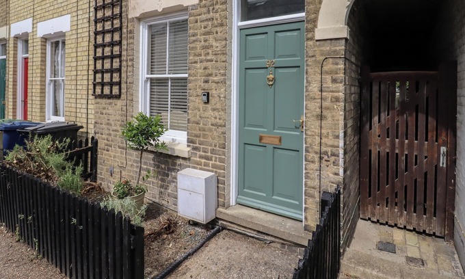 Arbury Cottage | HERTFORD STREET, pet friendly, character holiday cottage in Cambridge