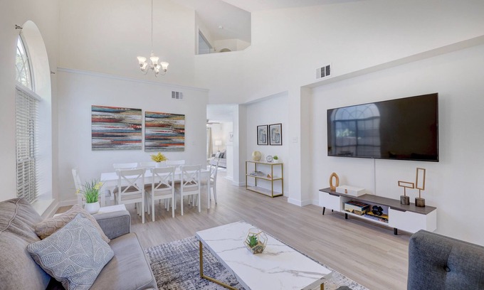 Willow Run House | Hestia: 5BR/3BA | Sleeps 12 Near Domain