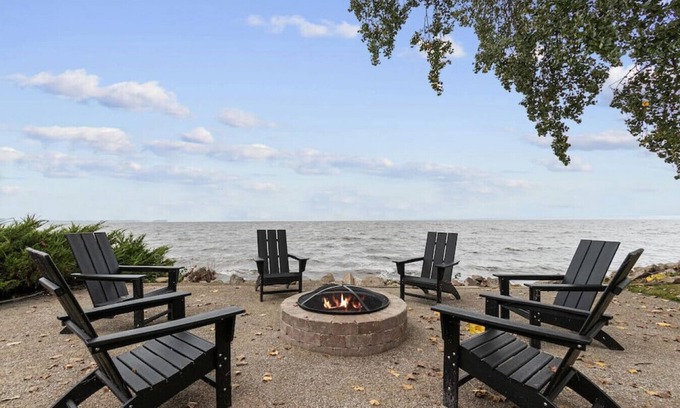 Oshkosh House | Hickory On The Lake- Beautiful home on Lake Winnebago