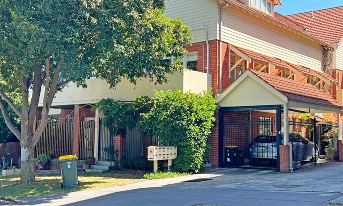 Box Hill Apartment | Hidden Gem 1-Bedder in Box Hill Prime Location