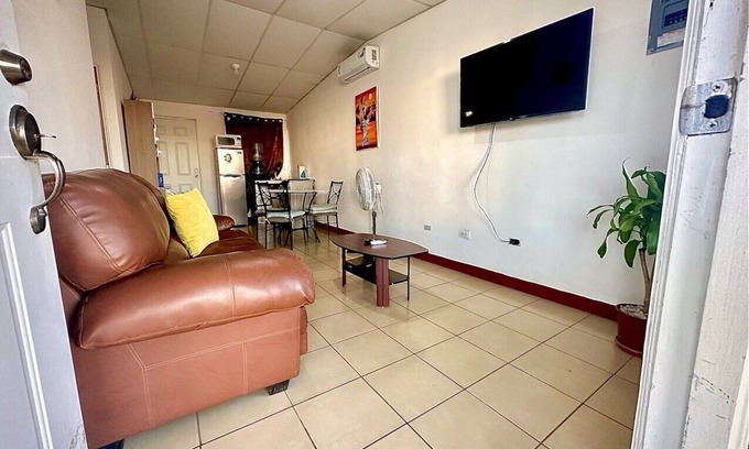 Managua House | Hidden Gem: Peaceful charm, convenient amenities, and strategic location.