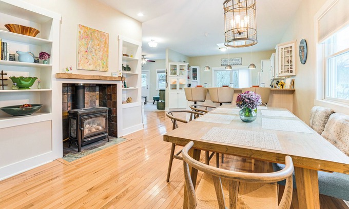 Charlevoix House | Hidden Gem: Steps to Lake Michigan & Downtown!