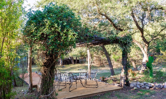 Concan Cabin | Hidden Oaks - 5 min from river access