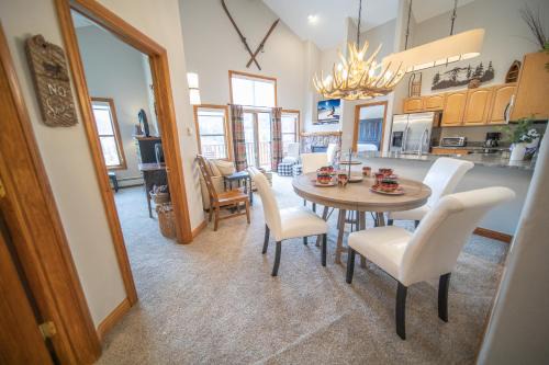 Mountain House House | Hidden River Lodge 5992 by SummitCove Lodging