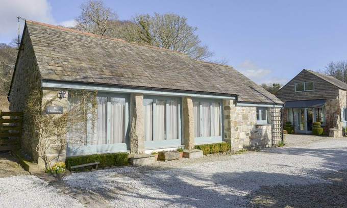 Charlestown Cottage | HIDEAWAY BARN, with a garden in Charlestown
