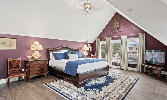 Springfield Apartment | Hideaway in the Eaves | Historic Charm & Modern Comfort | Walkable Location