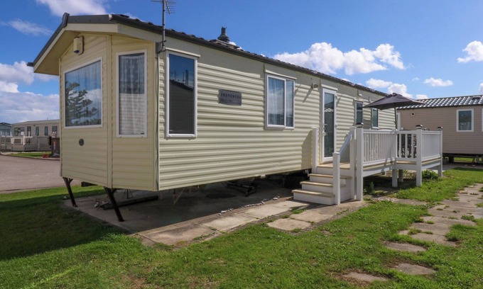 Towyn Cottage | HIDEAWAY LODGE, pet friendly, country holiday cottage in Abergele