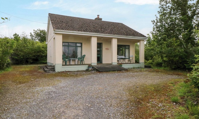Ballinrobe Cottage | HIDEAWAY, pet friendly, with open fire in Ballinrobe, County Mayo