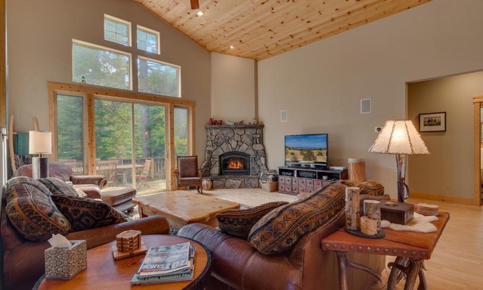 Truckee House | High Altitude at Tahoe Donner - Huge 4 BR with Private Hot Tub, Pool Table, Ping Pong, HOA Amenities