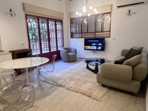 Kerem HaTeimanim Apartment | High End Renovated Duplex near Carmel Market by FeelHome