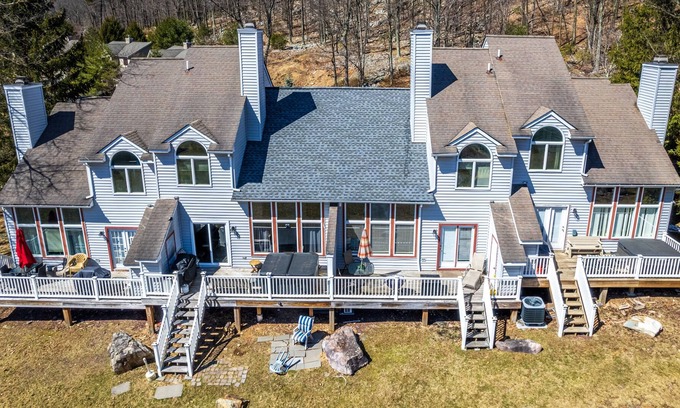Lake Harmony House | High End Townhouses, Walk to Slopes, 2 Hot Tubs, Fireplaces, Pool Table, Lake