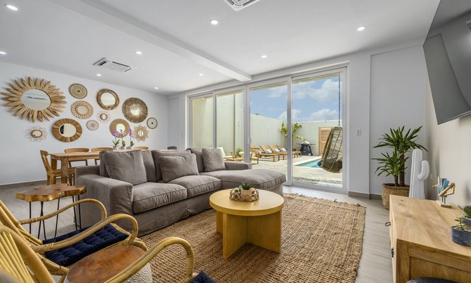 Malmok Villa | High-End Villa ~ Walk to Beach ~ Private Pool ~ Ocean View
