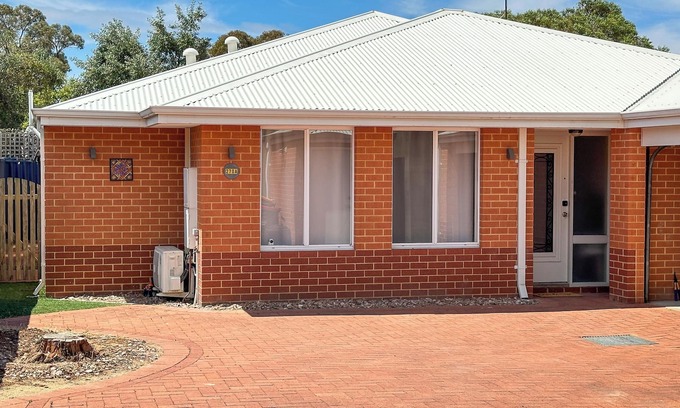 Fremantle House | High Street Retreat, Clean and Spacious, 4 Beds 3 Brms, 2 Car Auto-garage