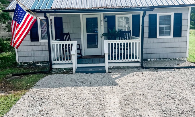 Harkers Island House | High Tider Matchmaker - Cozy 1 Bedroom Home in the Heart of the Harkers Island
