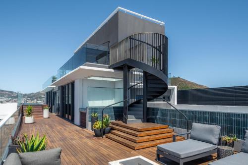 Cape Town City Centre Apartment | Highest Penthouse in City - Pool and Panoramic Views