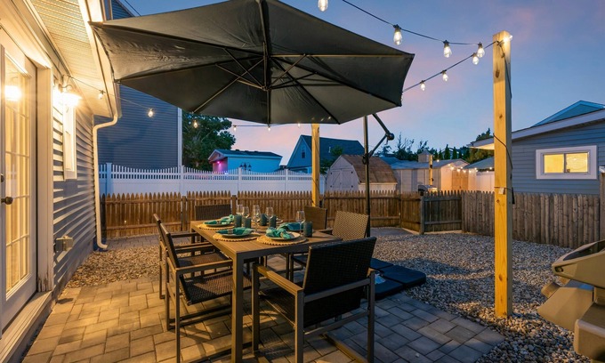 Wall House | Highly Rated Beach House 3.5 Blocks to Beach & Main St. | 6 Badges, Patio, Grill