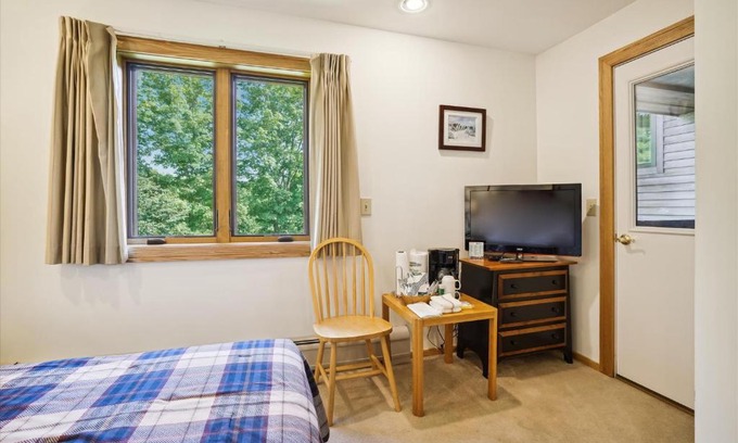 Central Vermont- Killington House | Highridge J5A Comfortable Hotel Room Stay with Access to Pool, Hot Tub & Gym!