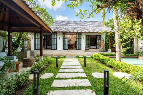 Kutuh Kaja Villa | Hijau Villa by EVDEkimi - Charming 2BR escape with Pool, Outdoor Lounge, Lush Garden - Long stay extras