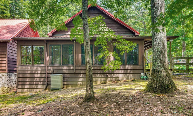 Jamestown Cottage | Hike, Ride & Unwind: Secluded Retreat in Jamestown
