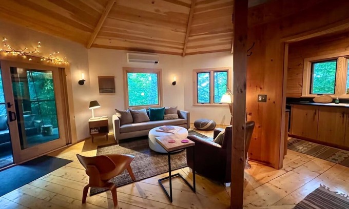 Keene Valley Cabin | Hiker’s Haven - Octagonal guest cabin with AC in Keene Valley