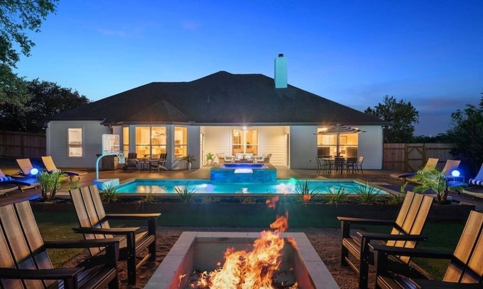 Austin House | *Hill Country Hideaway/Pool/Spa/Firepit/Sleeps20*