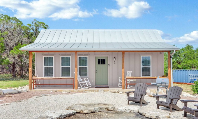 Wimberley Cabin | Hill Country Stargazing + Firepit & Pickleball Fun