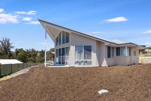 Nannup House | Hill View Cottages - Sail A