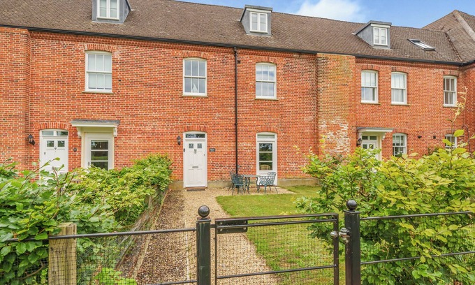 Blythburgh Cottage | HILLCREST, BLYTHBURGH, family friendly, with pool in Southwold