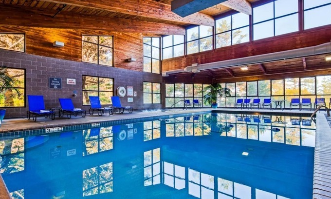 Newport House | Hillside 2 Queens Unit, Pool, Ocean View, Minutes To Oregon Coast Aquarium!