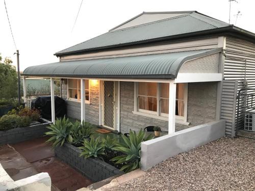 Broken Hill House | HILLSIDE HAVEN CHARMING C1920 COTTAGE Pet Friendly Sleeps 1 - 6