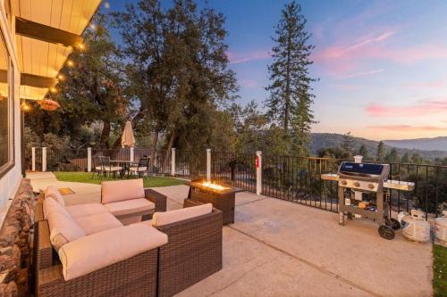 Oakhurst House | Hillside Sky Ranch Retreat 12 miles from Yosemite