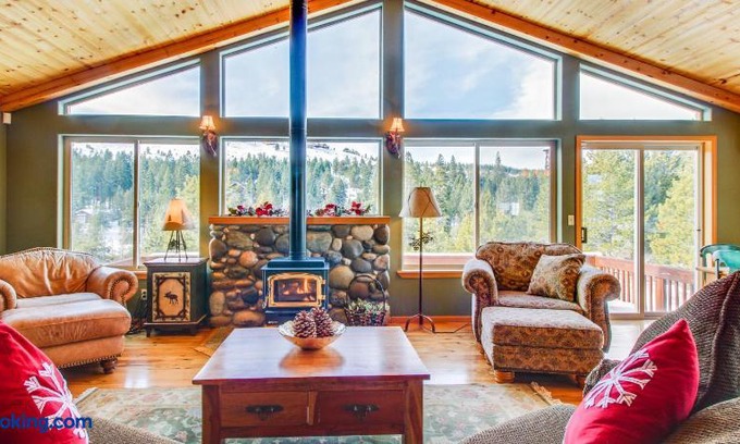 Truckee House | Hillside View Home
